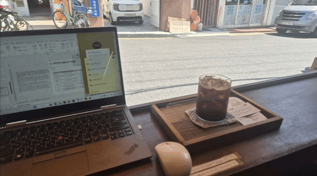 금요일 연차내고 날씨 좋은날 창밖에서 작업 in 연남동 짙은산